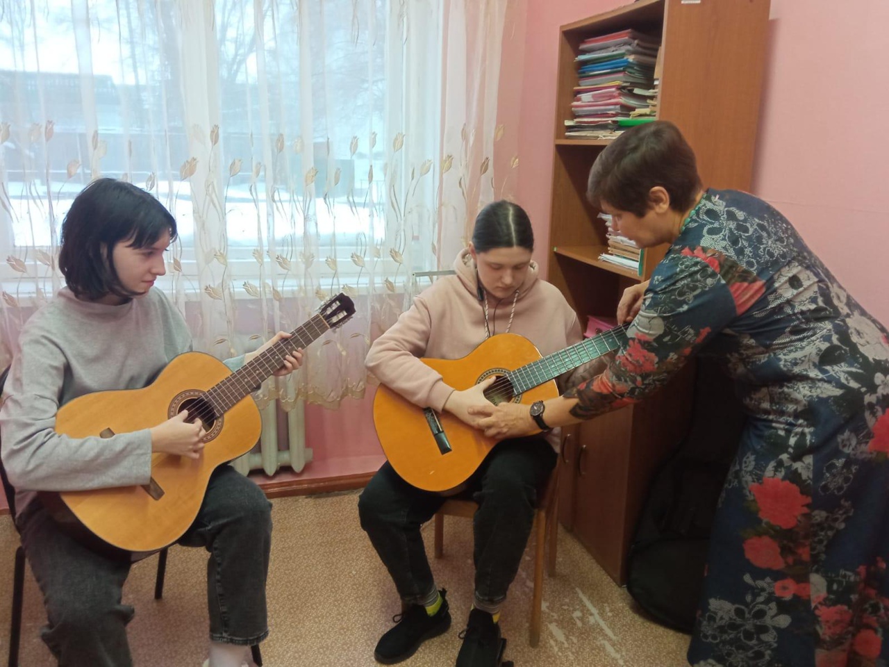В Детской школе искусств прошел мастер-класс «Основы игры на гитаре»